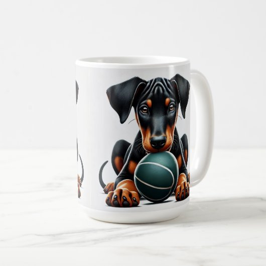 Doberman Pinscher Puppy hält einen Ball Kaffeetasse (VorderseiteRechts)
