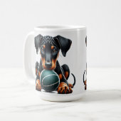 Doberman Pinscher Puppy hält einen Ball Kaffeetasse (Vorderseite Links)