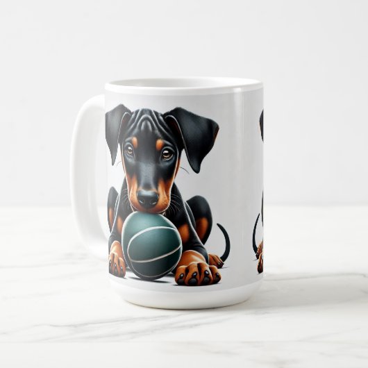Doberman Pinscher Puppy hält einen Ball Kaffeetasse (Vorderseite Links)
