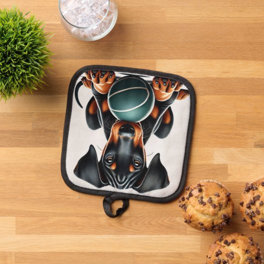 Doberman Pinscher Puppy hält einen Ball Topflappen (Oben Unten)