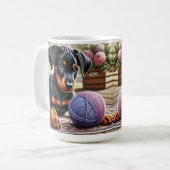 Doberman Puppy mit Garnball auf einem farbenfrohen Kaffeetasse (Vorderseite Links)