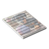 Doberman Puppy mit Garnball auf einem farbenfrohen Notizblock (angewinkelt)