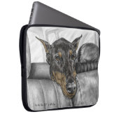 Doberman Riding im Auto Laptopschutzhülle (Vorne Rechts)