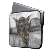 Doberman Riding im Auto Laptopschutzhülle (Vorderseite Links)
