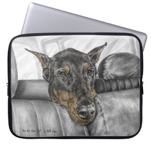 Doberman Riding im Auto Laptopschutzhülle