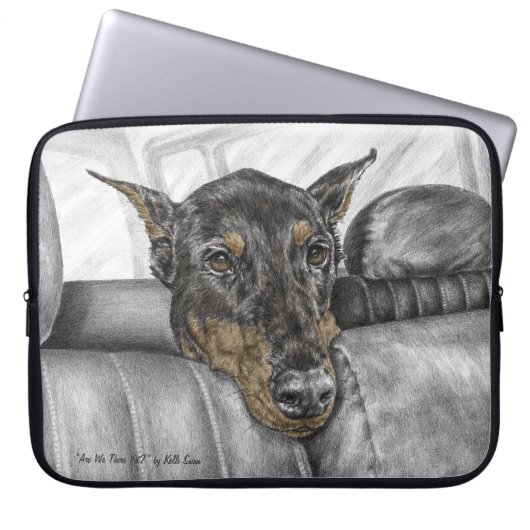 Doberman Riding im Auto Laptopschutzhülle (Vorderseite)
