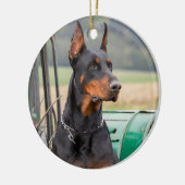 Doberman sitzt in einem grünen Landhaus Keramik Ornament (Links)