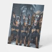 Doberman Snowy Sleigh Weihnachtsdekor Sockelschild (Vorderseite)