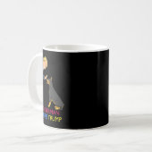 Doberman unterstützt Trump-Geschenk Doberman Pinsc Kaffeetasse (Vorderseite Links)