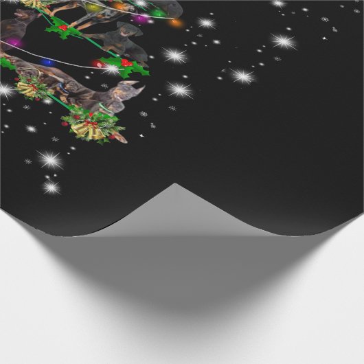 Doberman Weihnachtsbaum bedeckt durch Blitzlicht Geschenkpapier (Ecke)