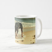 Dobermann am Strand-Malerei-Bild Kaffeetasse (VorderseiteRechts)