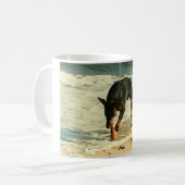 Dobermann am Strand-Malerei-Bild Kaffeetasse (Vorderseite Links)