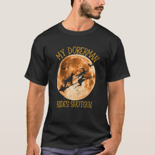 Dobermann fährt mit der Schrotflinte Mond Hallowee T-Shirt