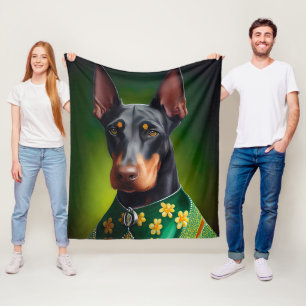 Dobermann-Hund in St. Patrick's Day-Kleid Fleecedecke