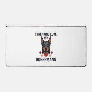 Dobermann Hund mit roten Herzen_1 Schreibtischunterlage