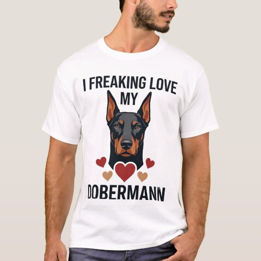 Dobermann Hund mit roten Herzen_1 T-Shirt (Vorderseite)
