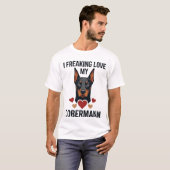 Dobermann Hund mit roten Herzen_1 T-Shirt (Vorne ganz)