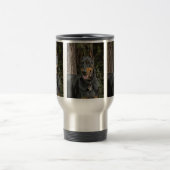 Dobermann im Wald Reisebecher (Mittel)