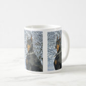 Dobermann in der eisigen Schnee-Tasse Kaffeetasse (VorderseiteRechts)