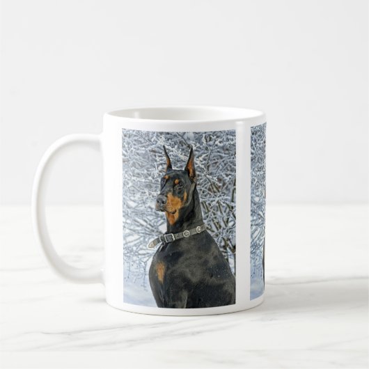 Dobermann in der eisigen Schnee-Tasse Kaffeetasse (Links)