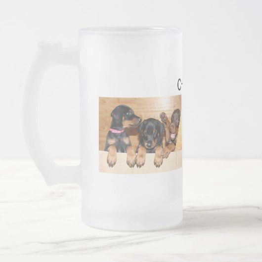 Dobermann jubelt Tasse zu (Links)