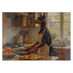 Dobermann kocht in der Küche Schneidebrett