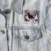Dobermann läuft im Schnee mit Weihnachtsmütze Button (Beispiel)