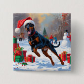 Dobermann läuft im Schnee mit Weihnachtsmütze Button (Vorderseite)