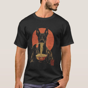 Dobermann Pinscher Hund isst Ramen-Nudeln T-Shirt