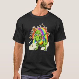 Dobermann Pinscher reitet auf einer Regenbogenwolk T-Shirt