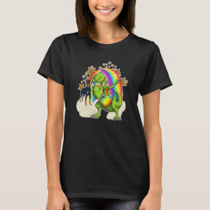 Dobermann Pinscher reitet auf einer Regenbogenwolk T-Shirt