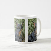 Dobermann-Schmetterlings-Überraschung Kaffeetasse (VorderseiteRechts)