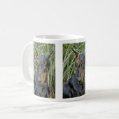 Dobermann-Schmetterlings-Überraschung Kaffeetasse (Vorderseite Links)