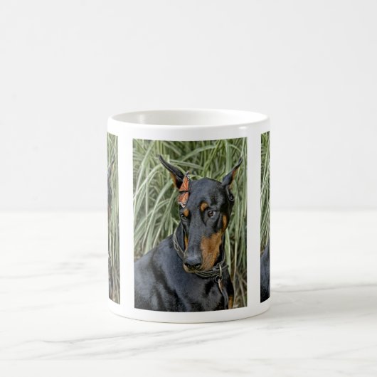 Dobermann-Schmetterlings-Überraschung Kaffeetasse (Mittel)