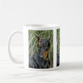 Dobermann-Schmetterlings-Überraschung Kaffeetasse (Links)