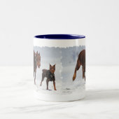 Dobermann und Minuten-Button - BLICK! Ein Mini Zweifarbige Tasse (Mittel)