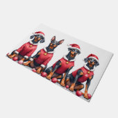 Dobermann-Weihnachtskleid mit Santa-Hut Fußmatte (Schrägansicht)