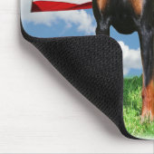 DobermannPinscher mit Flagge mousepad (Ecke)