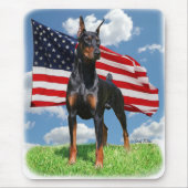 DobermannPinscher mit Flagge mousepad (Vorne)