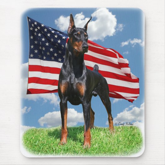 DobermannPinscher mit Flagge mousepad (Vorne)