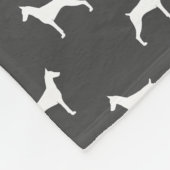 Dobermannpinscher-Silhouette-Muster-Grau Fleecedecke (Ecke)