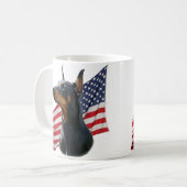 DobermannPinscher und Flaggen-Tasse Kaffeetasse (Vorderseite Links)