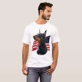 DobermannPinscherkopf mit Flagge T-Shirt (Vorne ganz)