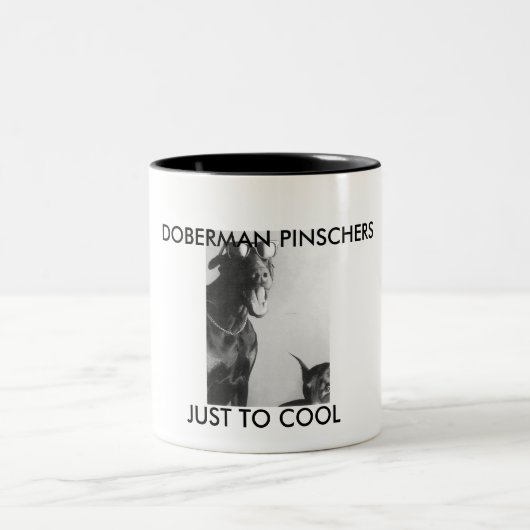 DobermannPinschers, gerade zu coolem. Zweifarbige Tasse (Mittel)