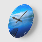 Dock on calm misty lake, California Runde Wanduhr (Winkel)