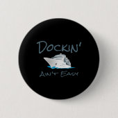 Dockin' Ain't Easy - Boat Captain's T Shirt Button (Vorderseite)