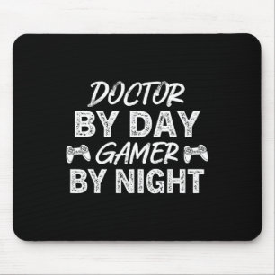 Doctor by Day Gamer by Night Niedlich Video Game L Mousepad