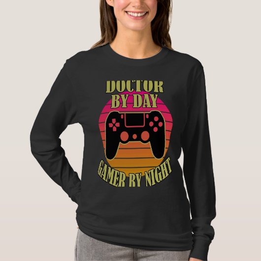 Doctor by Day Gamer by Night Video Game Control T-Shirt (Vorderseite)