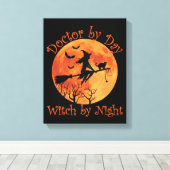 Doctor by Day Hexe by Night - Funny Halloween Leinwanddruck (Insitu (Holzboden))