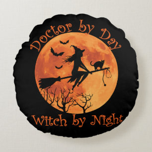 Doctor by Day Hexe by Night - Funny Halloween Rundes Kissen